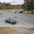 LUGEJA FOTO | Puudus parkimiskohtadest? "Nutikas" autojuht leidis lahenduse ja parkis auto ristmikule