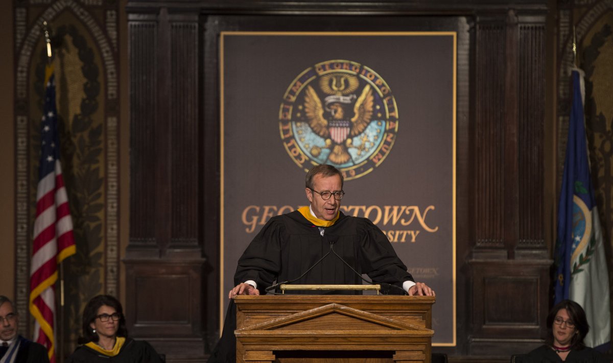 President Ilves Georgetowni Ülikooli lõputseremoonial kõnelemas.