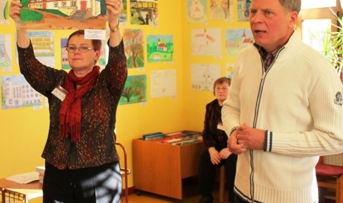 Reet Tomband koos kunstnik Riho Hütiga raamatukogu joonistusvõistluse võitjaid tunnustamas