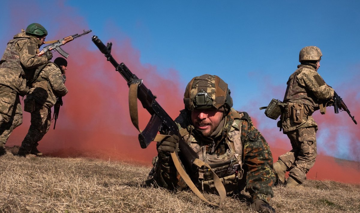 KAS NATO TULEB APPI? Ukraina sõjaväelased mõni päev tagasi Donetski lähedal.