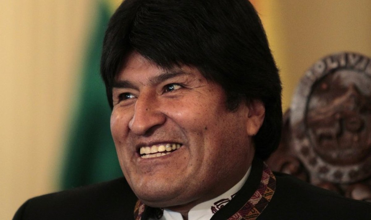 Bolivia's President Evo Morales smiles during a news conference at the presidential palace in La Paz, June 1, 2010. REUTERS/David Mercado (BOLIVIA - Tags: POLITICS)