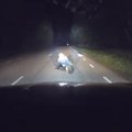 ВИДЕО: На волосок от смерти! Водитель чуть не наехал на спавшего посреди дороги пьяного мужчину