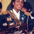Michael Jacksoni esemetega tehti äri: ikooniline valge kinnas läks 64 000 dollariga