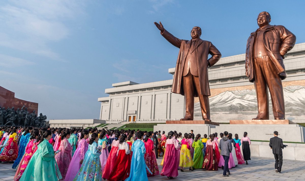 Inimesed külastavad lahkunud Põhja-Korea juhtide Kim Il-sungi ja Kim Jong-ili kujusid Pyongyangis