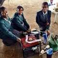Nigeeria tüdrukute leiutis, mis toodab elektrit uriinist, tekitas paraja vaidluse
