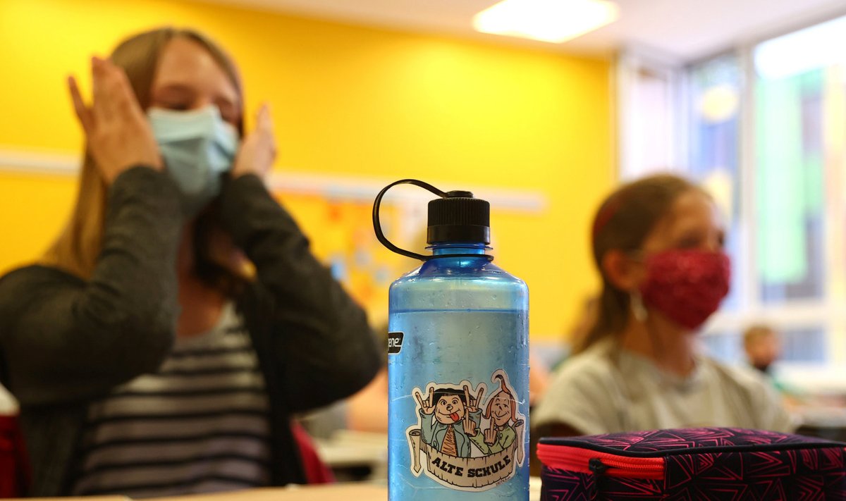 В Германии школьники уже сели за парты - в масках и с санитайзером под рукой