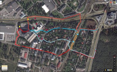 Otseteed märgitud sinisega, ringid on punased. Oranžil taustal on rongijaam.