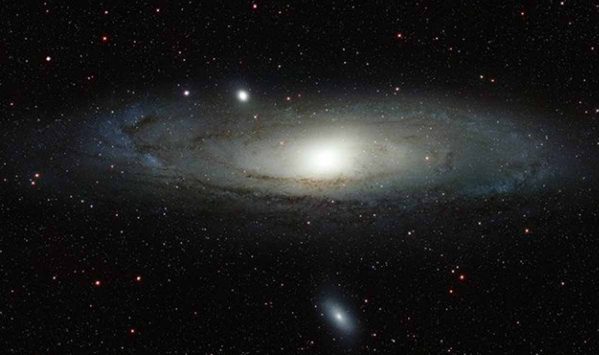 Andromeeda udukogu tsentrist vasakul asuv kompaktne kaaslane M32 ning pildi allosas asuv suurem kaaslane M110. Foto SDSS, Taavi Tuvikene, Elmo Tempel
