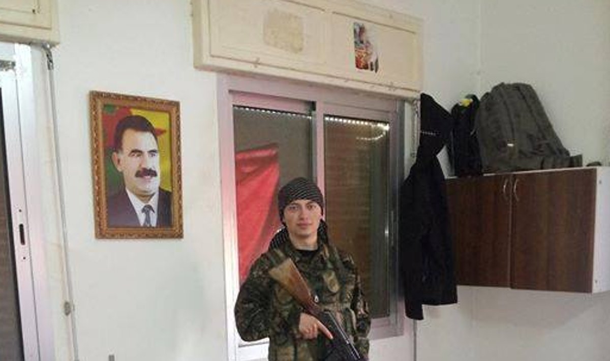 YPG pildistas Roberti pärast saabumist üles nii magamaistubades kui ka tänavatel. Oma täpset asukohta on aga Robertil keelatud avalikustada.