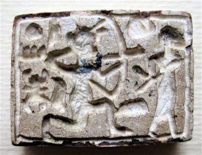 PLAADIKUJULINE AMULETT: 18. dünastia, vaarao Thutmosis III ja Hatshepsuti koosvalitsus (1479–1425 eKr). Plaadi ühel küljel vaaraode Thutmosis III ja Hatshepsuti kartušid, teisel küljel vibuga vaarao lahingus, tema kohal Thutmosis III kartušš. Steatiit, 20x28 mm. Pekka Erelti kogu