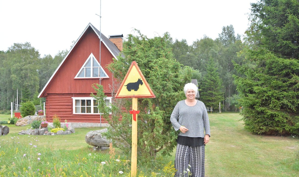 Marina Kaljurand Hiiumaal oma maakodus.