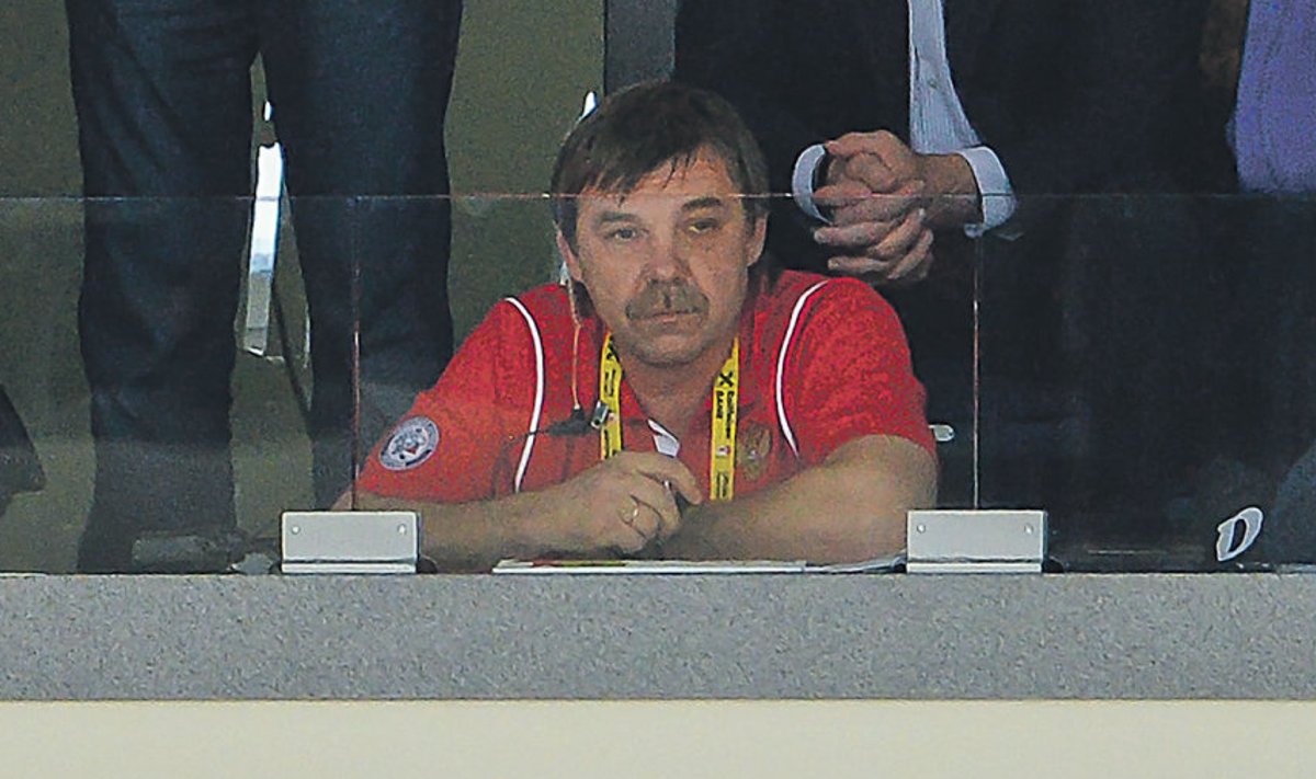 Oleg Znarok elab finaalile kaasa tribüünil, juhe kõrvas.