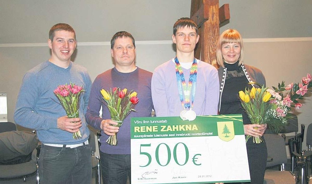 Rene Zahkna koos treeneri ja vanematega. Vasakult: Asko Saarepuu, Hillar Zahkna, Rene Zahkna ja Piia Sikk