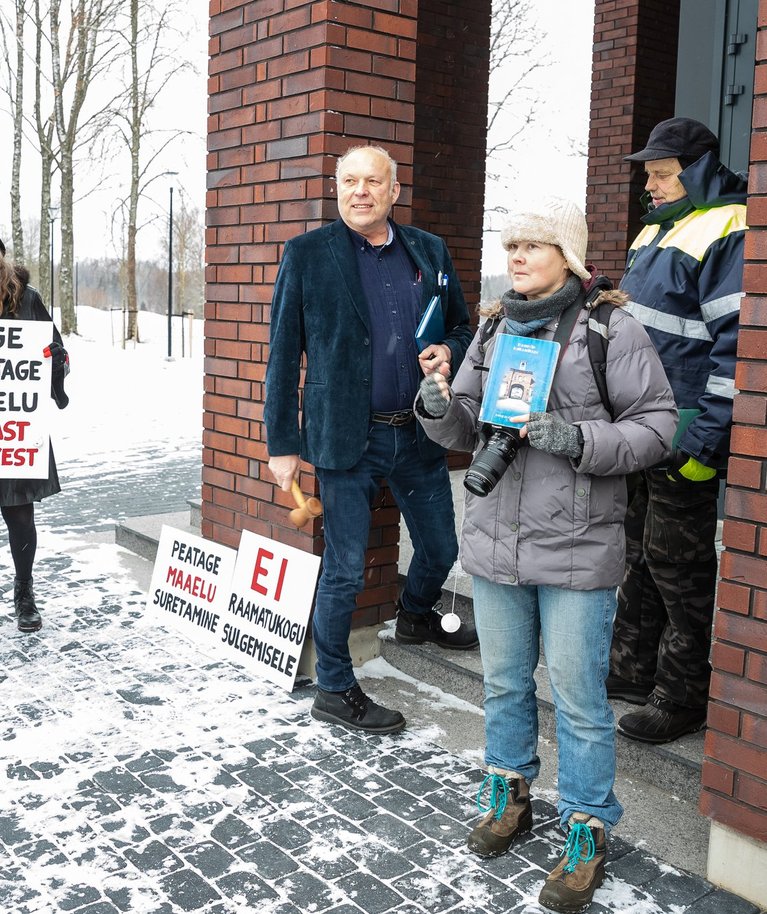 Rõuge valla elanike meeleavaldus raamatukogu sulgemise vastu.