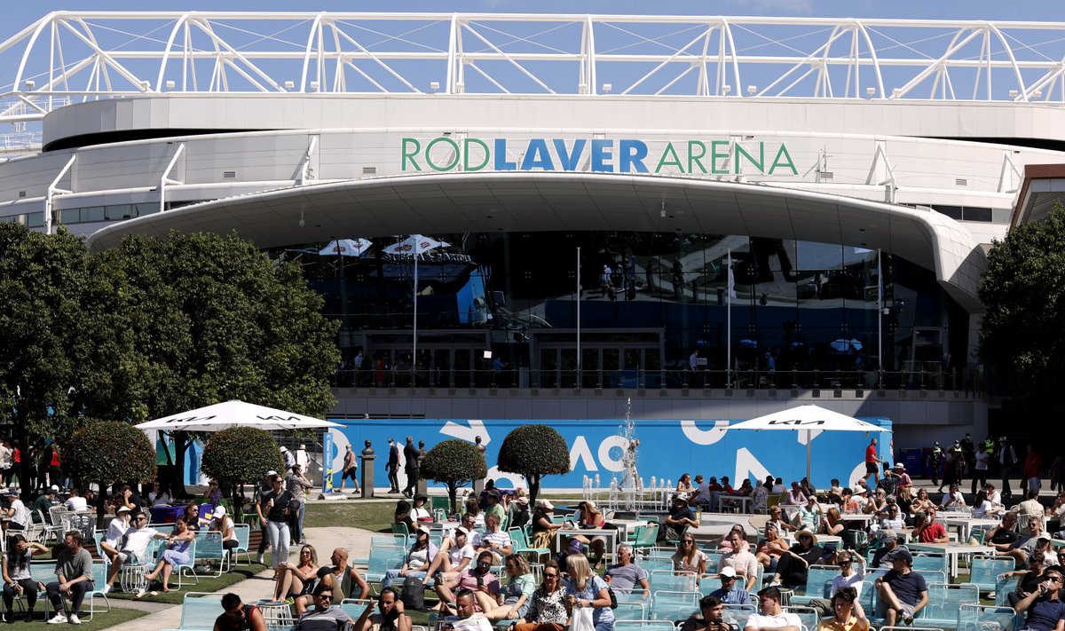Pealtvaatajad Australian Openi peaareeni Rod Laver Arena juures 12. veebruaril. Homsest alates peetakse turniir viis päeva publikuta.