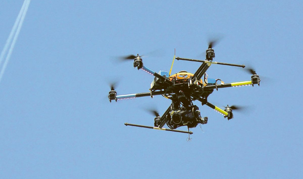 Kaheksa rootoriga droon-kopter näitas 14. mail Pirničes, kuidas saaks kasutada tema võimalusi video-  ja fotograafiatööstuses. 