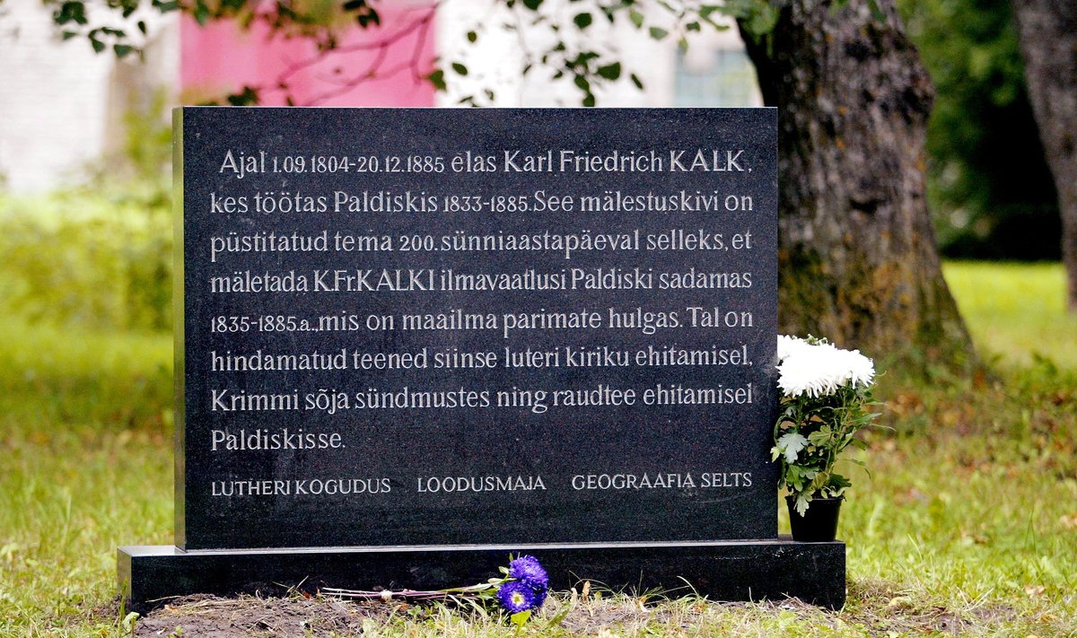 Karl Friedrich Kalki mälestuskivi, mis tema 200. sünniaastapäeva puhul Paldiskis avati.