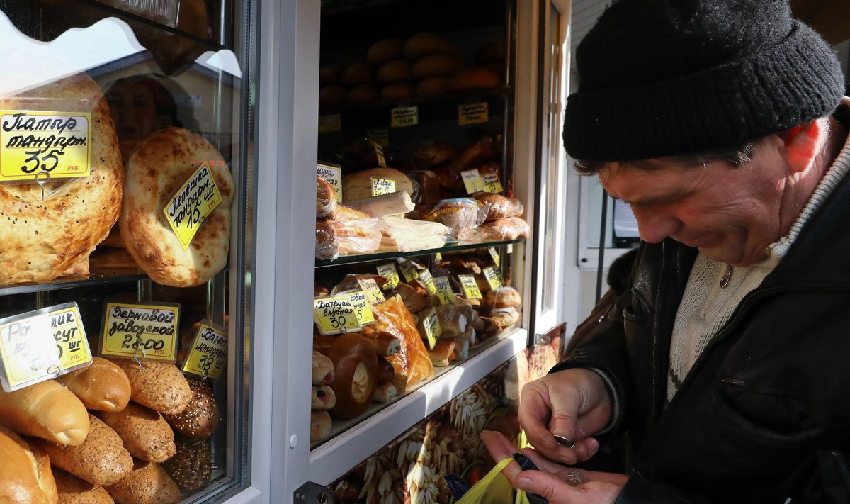 Mees Venemaal leivatooteid ostmas.