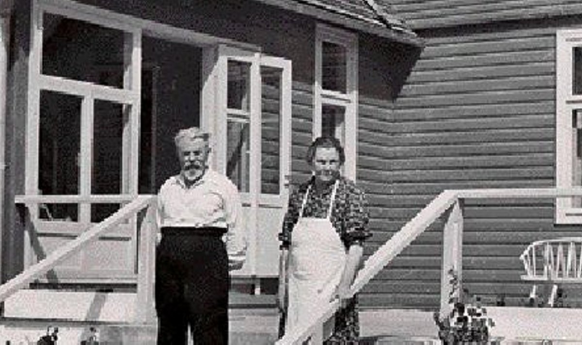 Johan Pitka koos abikaasa Helenega oma 1936. aastal ostetud Lilleoru talu trepil Ebavere mäe jalamil Väike-Maarja lähedal
