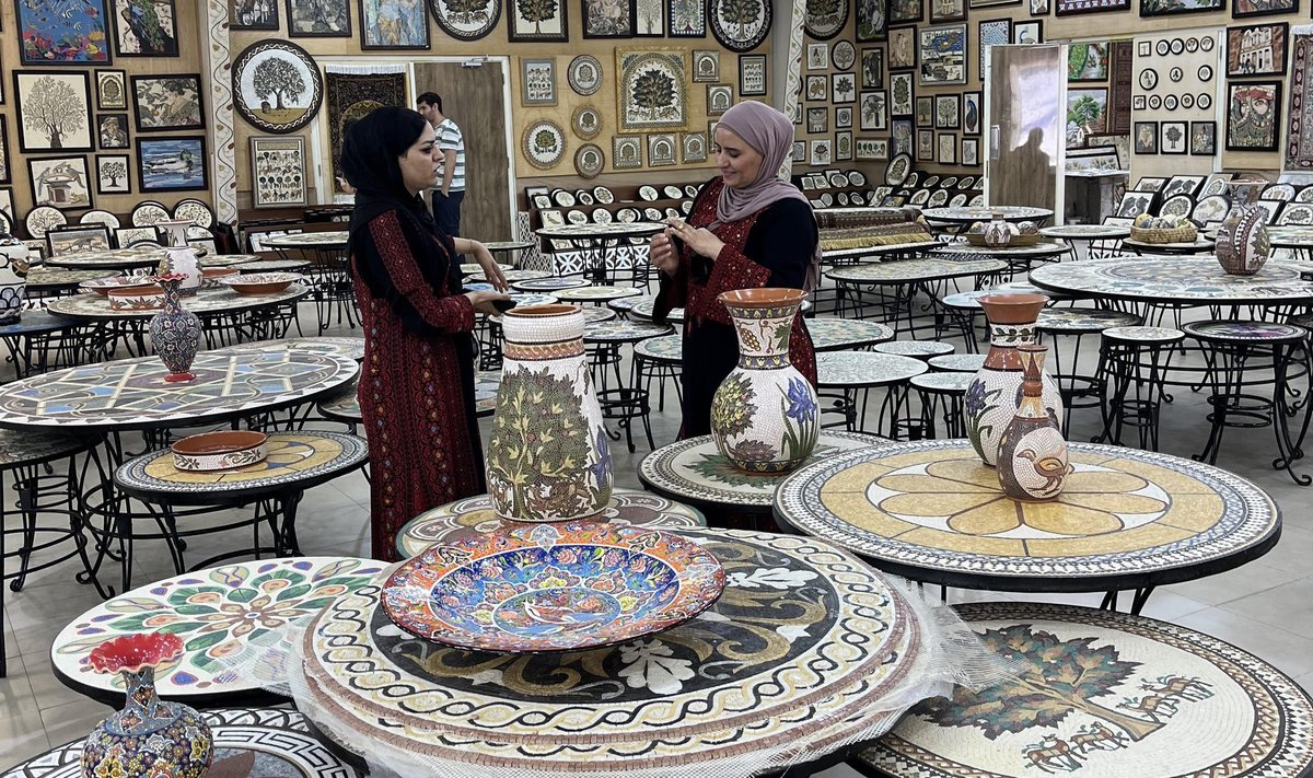 Mosaiigipoe müüjad jutuhoos.