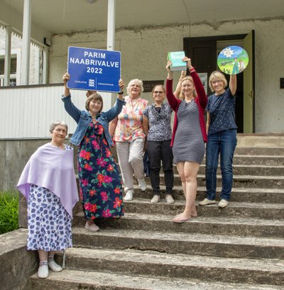 Teenuse naised kogukonnakeskuse trepil. Vasakult: Silvi, Sirje, Helju, Sirje, Maris ja Helle. Teenuse Naiste Ühendus peab oma eelkäijaks Teenuse Perenaiste Seltsi, kelle tegevuse lõpetas II maailmasõda ja riigikorra vahetus. Meestel olevat oma salajane selts. 