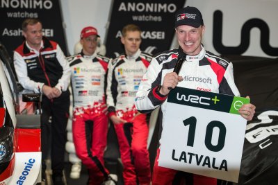 Jari-Matti Latvala laupäeval Toyota tiimi esitlusel, taamal paistavad Mäkinen, Meeke ja Tänak.