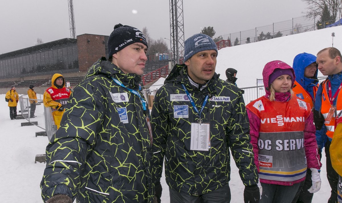 Otepää MK-etapi peakorraldaja Jaak Mae (paremal) koos peaminister Taavi Rõivasega, kes andis võitjatele autasusid.