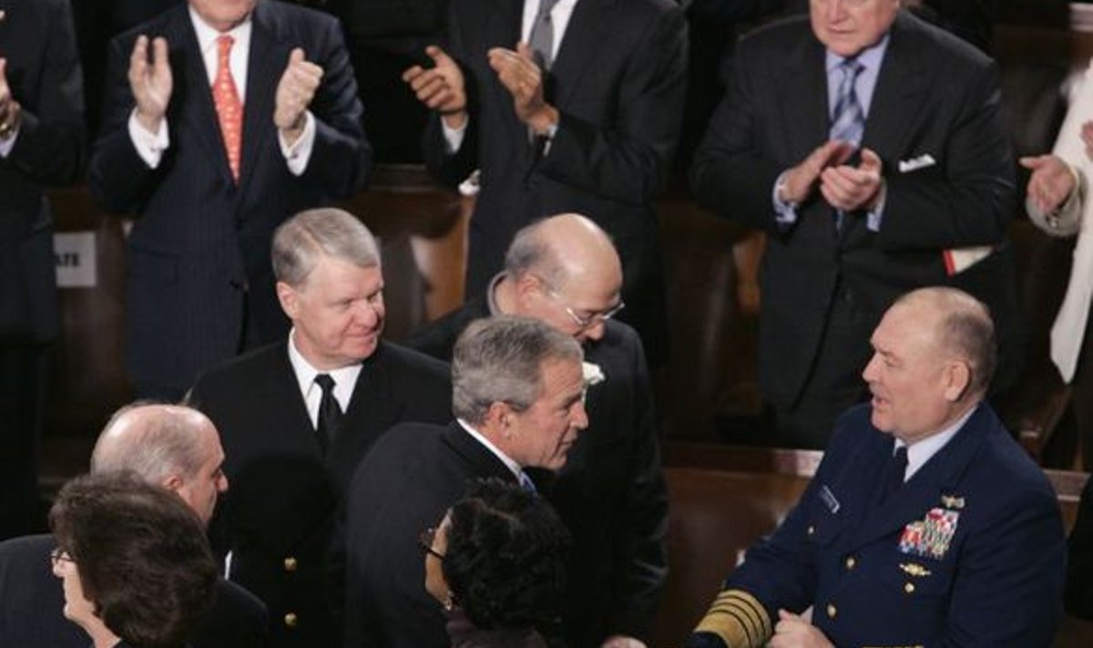 NÄETE SARNASUST?: Barack Obama ( taga keskel) ja George Bush (esiplaanil keskel) on kümnenda põlve nõbud.