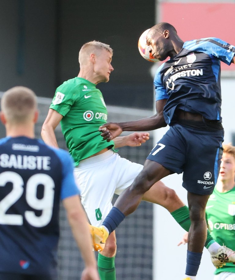 FC Flora (rohelises) ja Paide Linnameeskonna kolmapäevane viik tegi tabeli tipus olukorra tihedamaks.