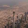 ВИДЕО | Девушка в костюме стюардессы забралась на вершину высочайшего здания в мире ради рекламы авиакомпании
