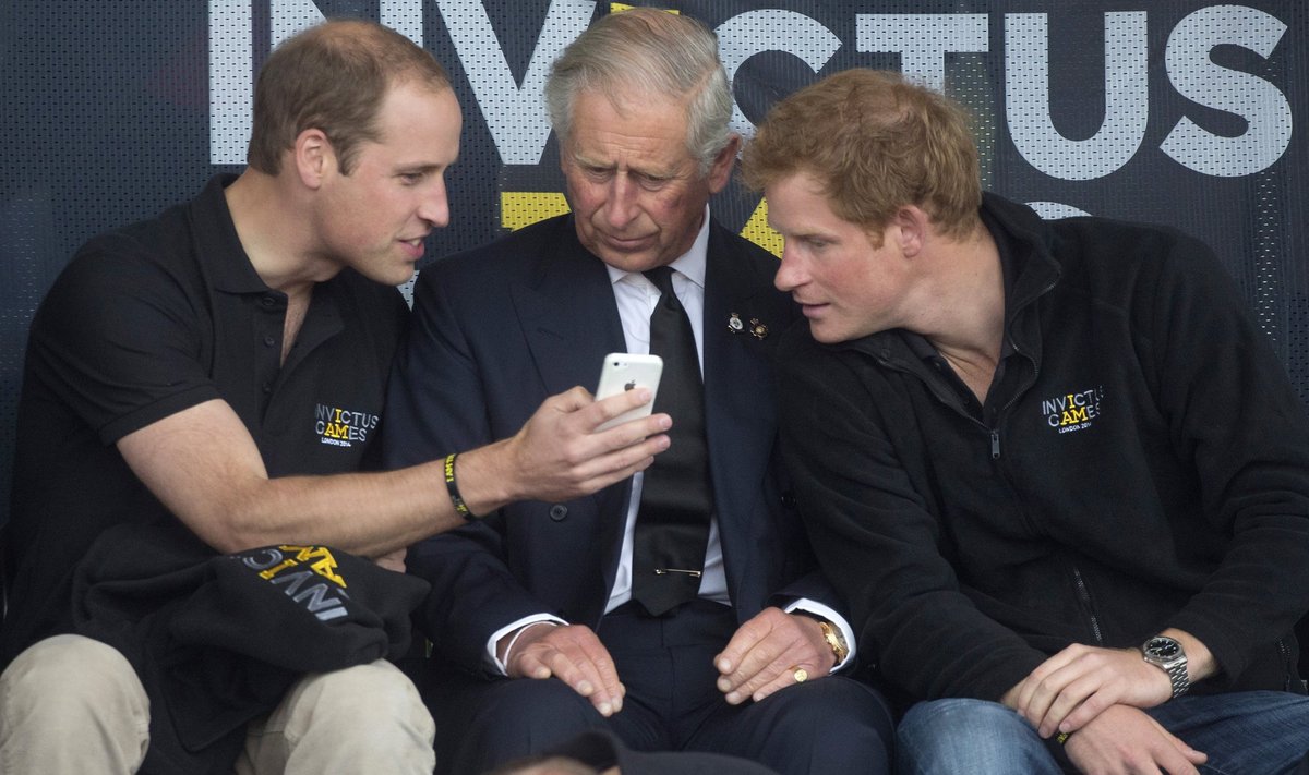 Fotomeenutus ajast, mil Harry polnud suhtluses venna ja isaga veel sildu põletanud.