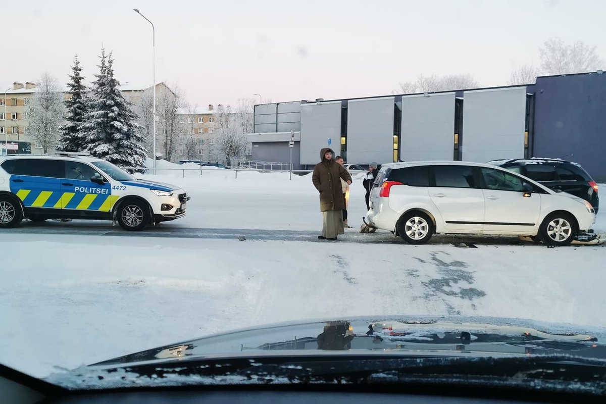 На 30 все равно заносит, и неважно, какая резина. Важна лишь „прокладка“  между водительским сидением и рулем“. Нарвитяне обсуждают последствия  гололеда - Delfi RUS