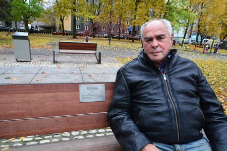 Eri Klas istumas lemmikpingil Tallinnas Politseiaia pargis.