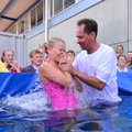 DELFI VIDEO ja FOTOD: Jehoova tunnistajad lasid end suures vannis ristida