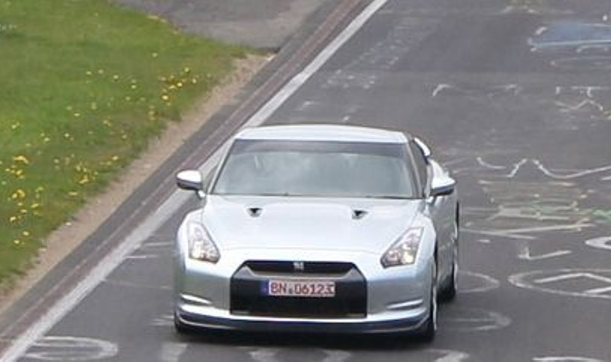 Nissan GT-R tunneb end Nürnburgringil nagu kodus