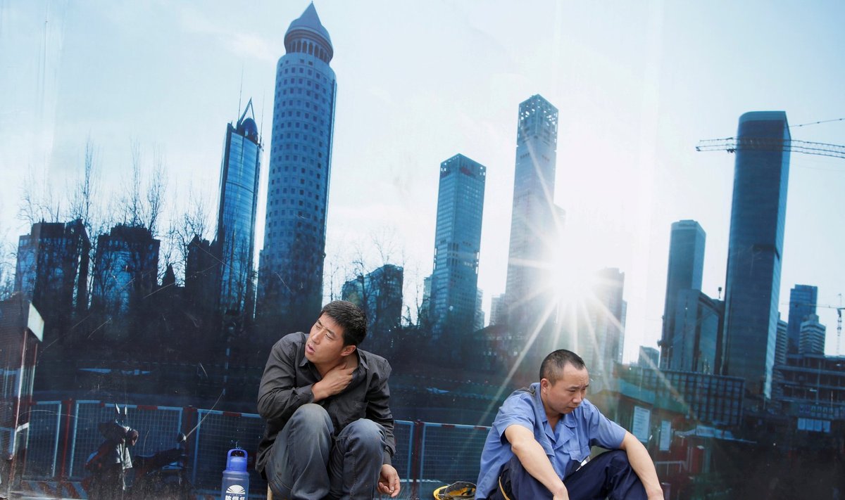 Töölised Pekingi ärirajoonis ehitusplatsi ääres istumas.