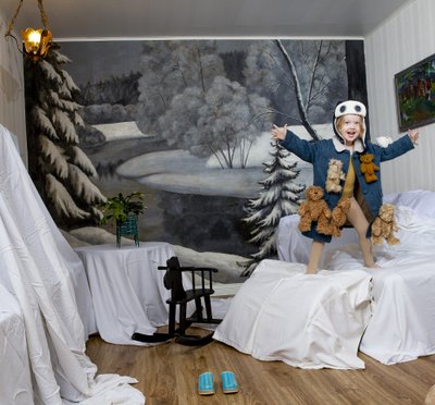 Talvise maastiku elutoa seinale maalis Eleri- vanaema Eleri ema 20. sünnipäevaks. Bukowski mõmmid mantli küljes on pärit second-hand’idest, Didriksonsi müts järelturult, mantel Prantsusmaalt ühe lapse kapist, Marimekko puukingad Emmystore’ist.
