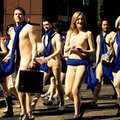 Peugeot reklaamib kabrioletti nudistide marsiga