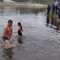 ВИДЕО И ФОТО | В Нарве прошли крещенские купания. Организаторы учли пожелания верующих