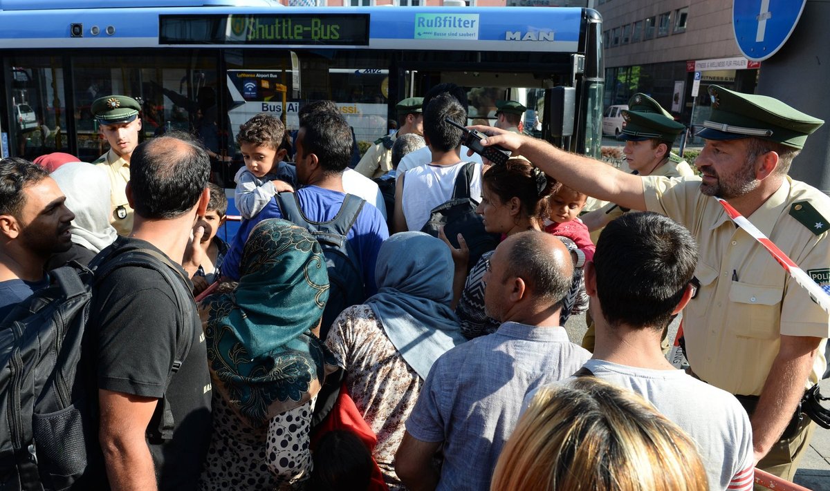 Pärast Müncheni raudteejaama jõudmist ja registreerimist juhatatakse põgenikud bussidesse, mis viivad nad ööbimispaikadesse.