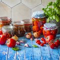 Kasvuhoones sai valmis ämbrite kaupa tomateid? Neli põnevat viisi, kuidas tomatid talveks purki panna