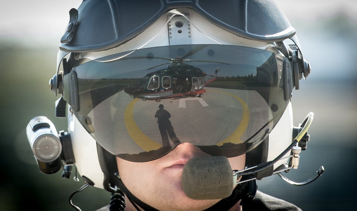 Piirivalve lennusalga kopteri vintsioperaatori prillidelt peegeldub õhusõiduk, millega päästeti hättasattunud tuuker.
