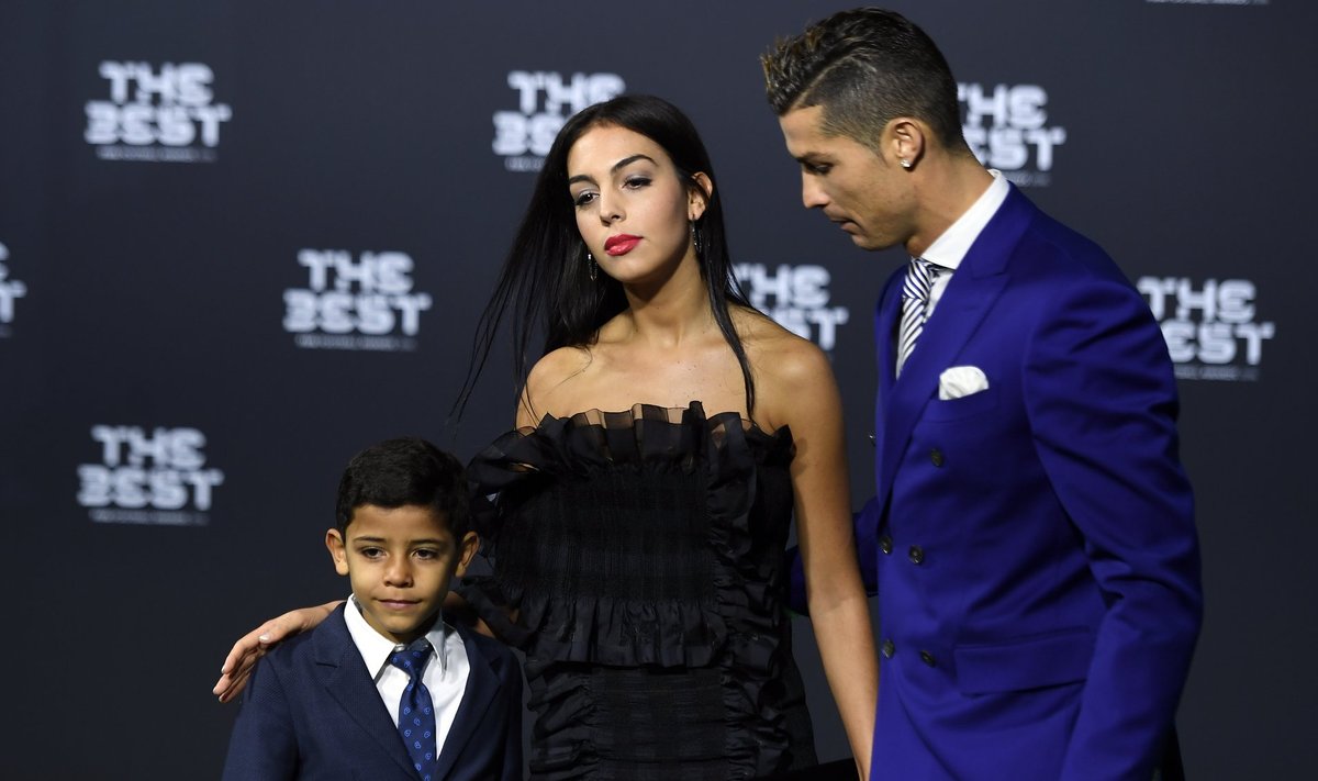 Georgina Rodriguez koos Cristiano Ronaldo ja tema pojaga