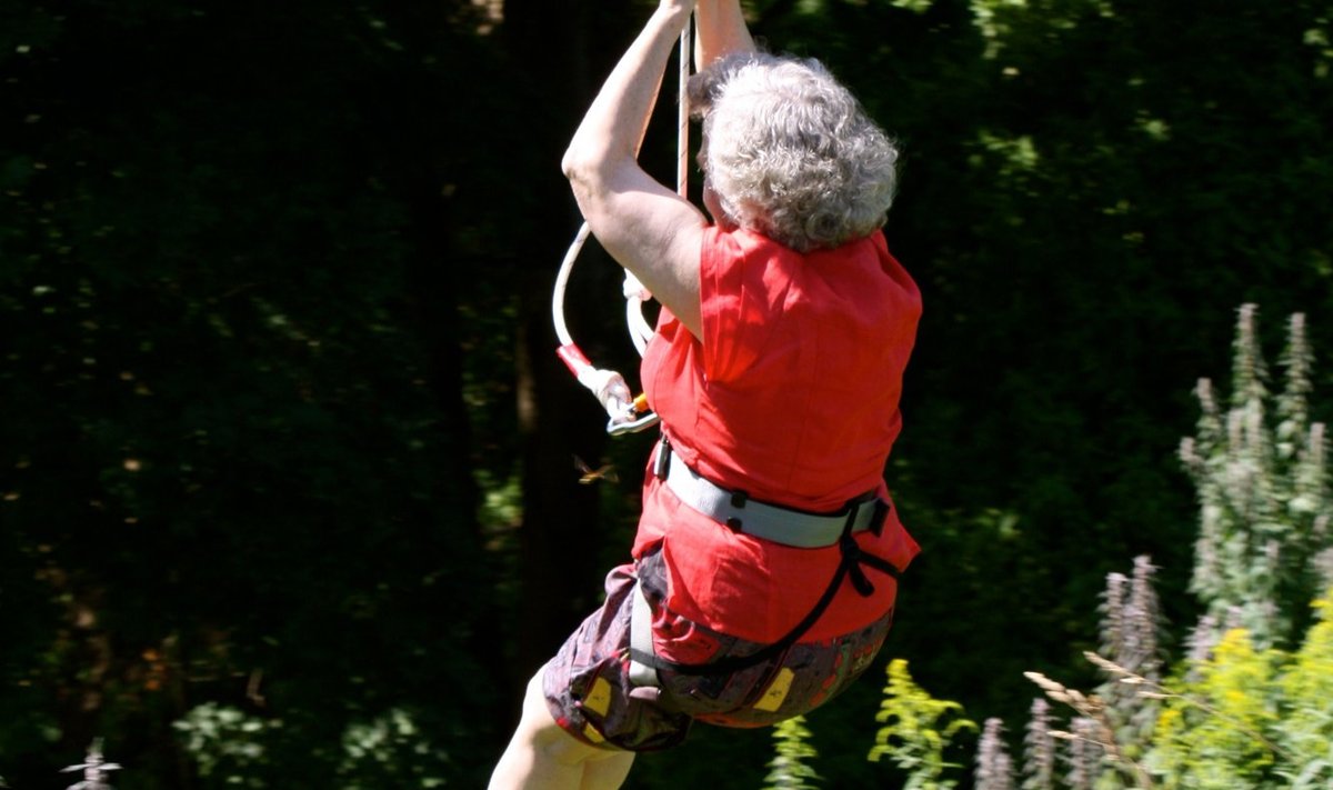 82-aastane proua nautimas seikluspargi atraktsiooni.