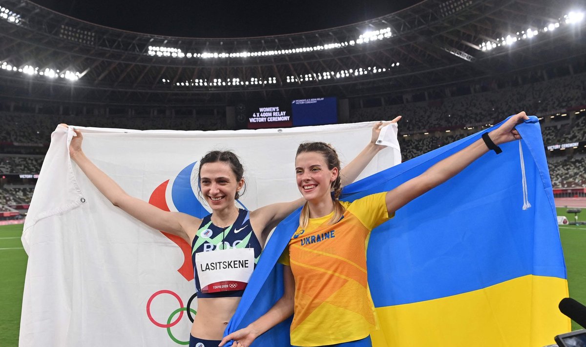 Maria Lassitskene ja Jaroslava Mahutšihh Tokyos poseerivad medalivõitjatena.