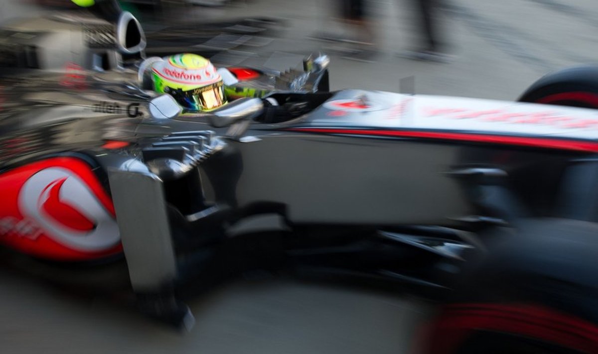 McLareni piloot Sergio Perez masinat boksist välja ajamas. 