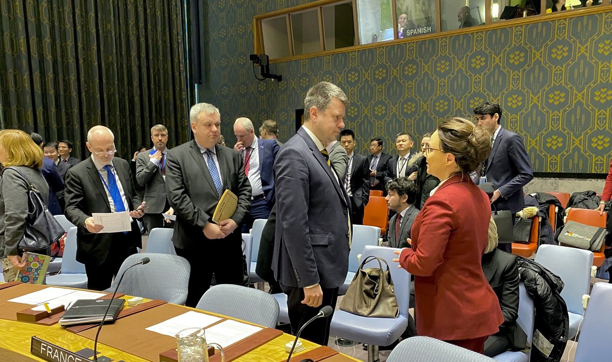 Välisminister Urmas Reinsalu vestleb enne julgeolekunõukogu istungi algust Saksamaa asevälisministri Michelle Münteferingiga.