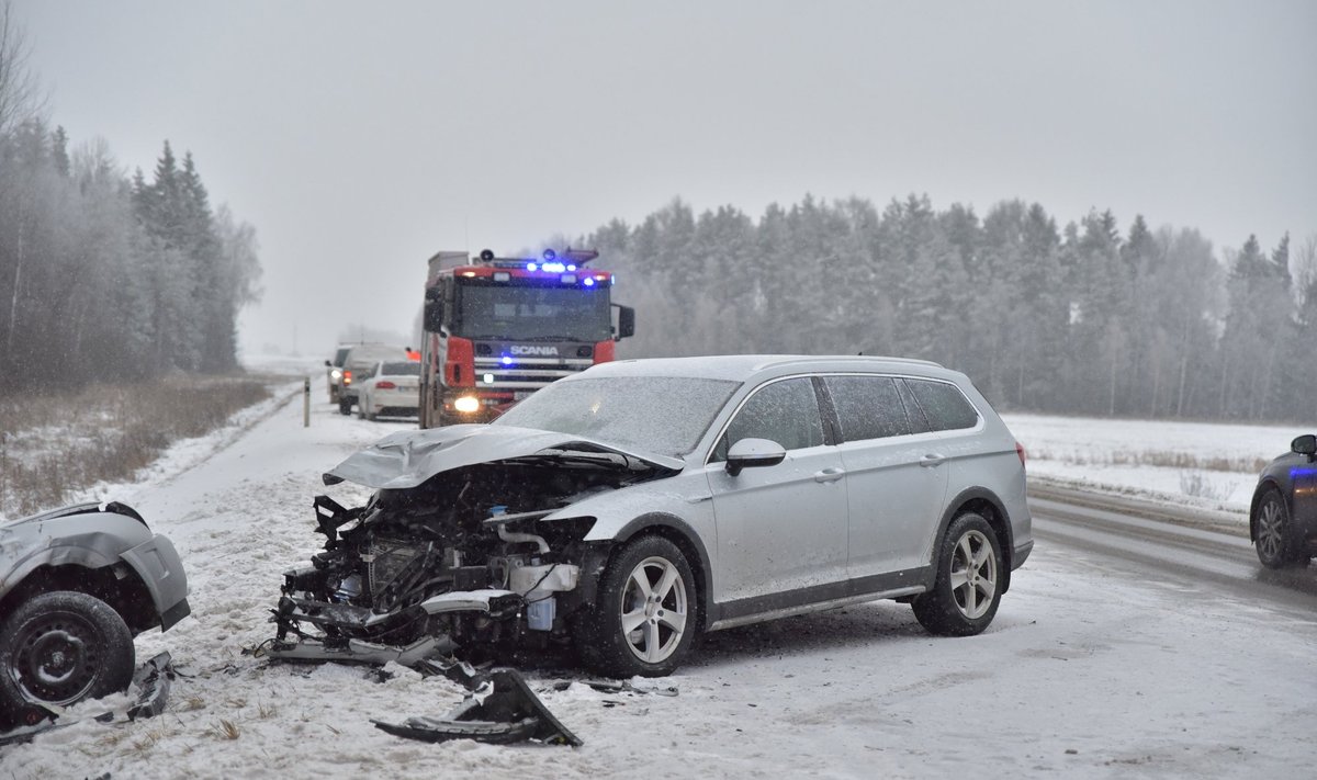 Liiklusõnnetuse tagajärjel hukkus Opelis kaassõitjana viibinud 28-aastane naine.