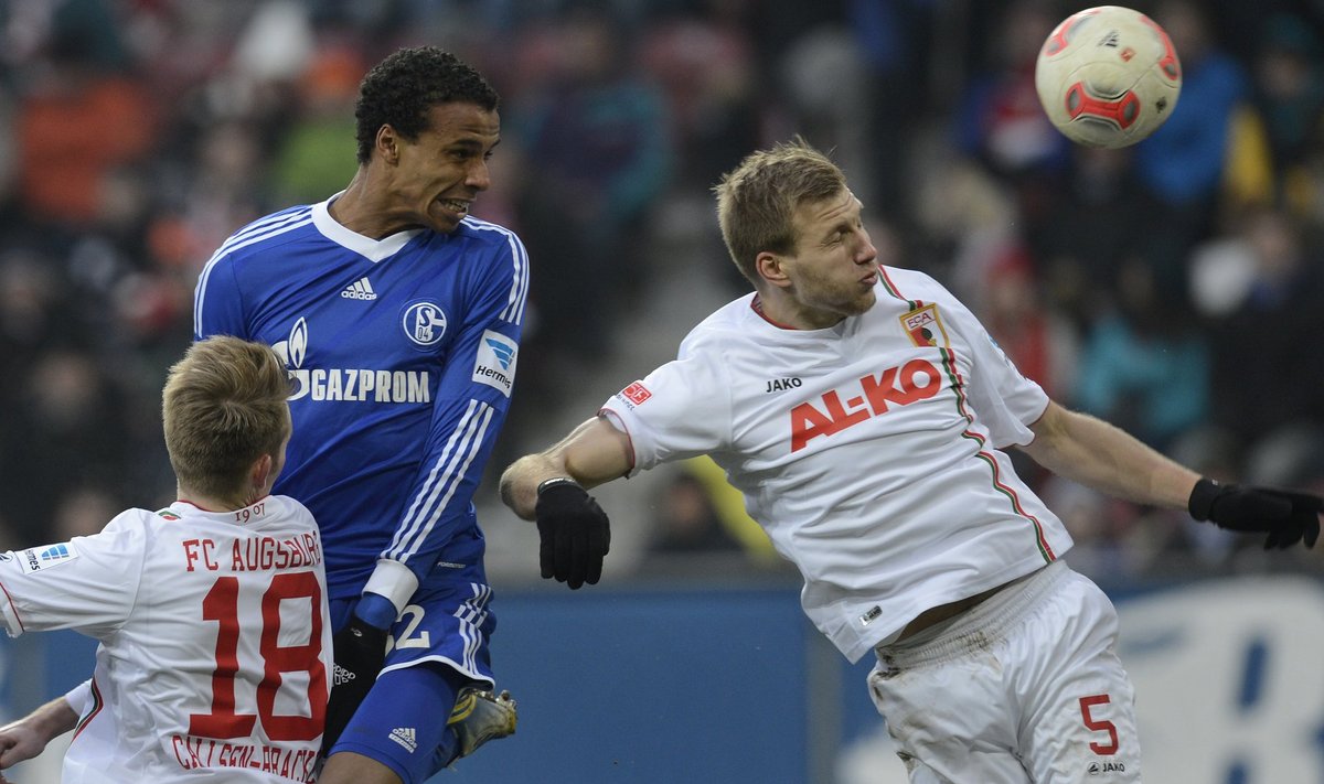Ragnar Klavan (paremal) võitlemas Schalke keskkaitsja Joel Matipiga