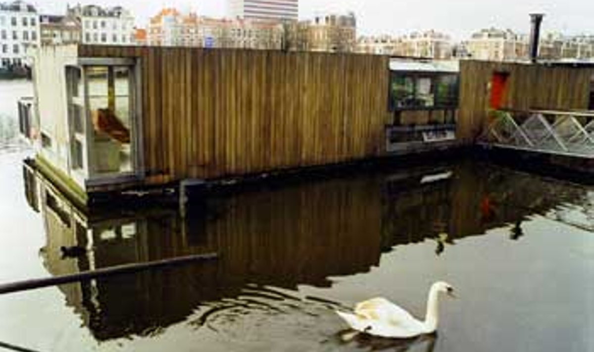 ARHITEKTUURI VÕIB VEEGA SIDUDA: Moodne paadina vees ujuv elamu Amsterdamis. Jaanuar 2005. Mark Soosaar
